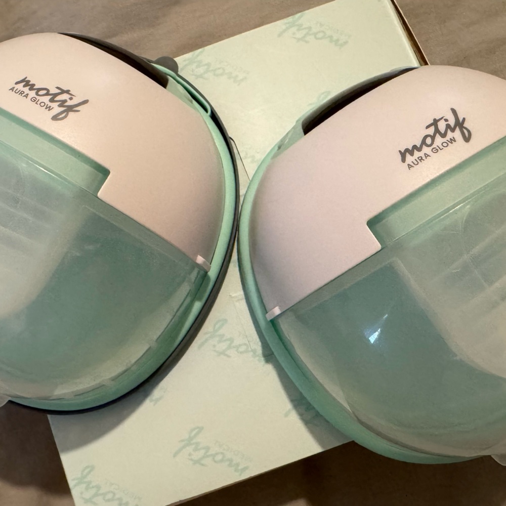 Motif aura glow breast pumps